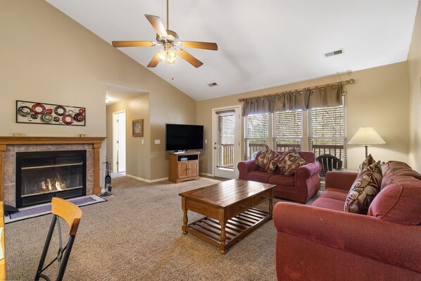 Smart-tv, eldstad och dvd-spelare