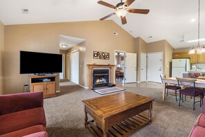 Smart TV, caminetto, lettore DVD