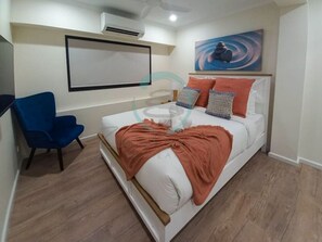 House | 2 bedrooms, laptop workspace, iron/ironing board, free WiFi - ZEN AT ROSEWOOD - 2BR Guesthouse & Pool (Leanyer)