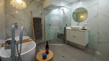Maison | Salle de bain | Baignoire et douche séparées, articles de toilette gratuits