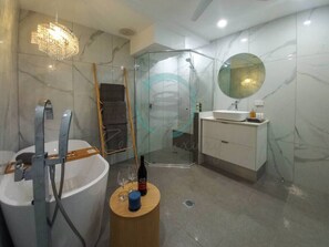 House | Bathroom | Separate bathtub and shower, free toiletries, hair dryer, towels