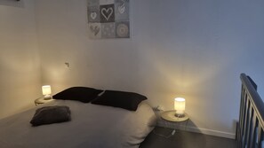 2 chambres, fer et planche à repasser, lit de bébé portatif