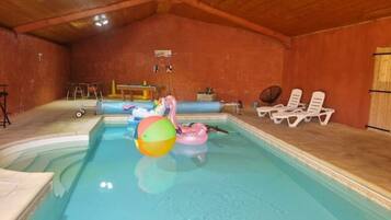 Een binnenzwembad en een verwarmd zwembad