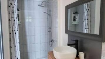 Douche, sèche-cheveux, serviettes fournies, savon
