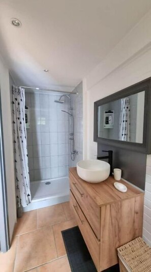 Douche, sèche-cheveux, serviettes fournies, savon