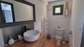 Douche, sèche-cheveux, serviettes fournies, savon