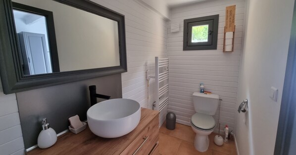 Douche, sèche-cheveux, serviettes fournies, savon