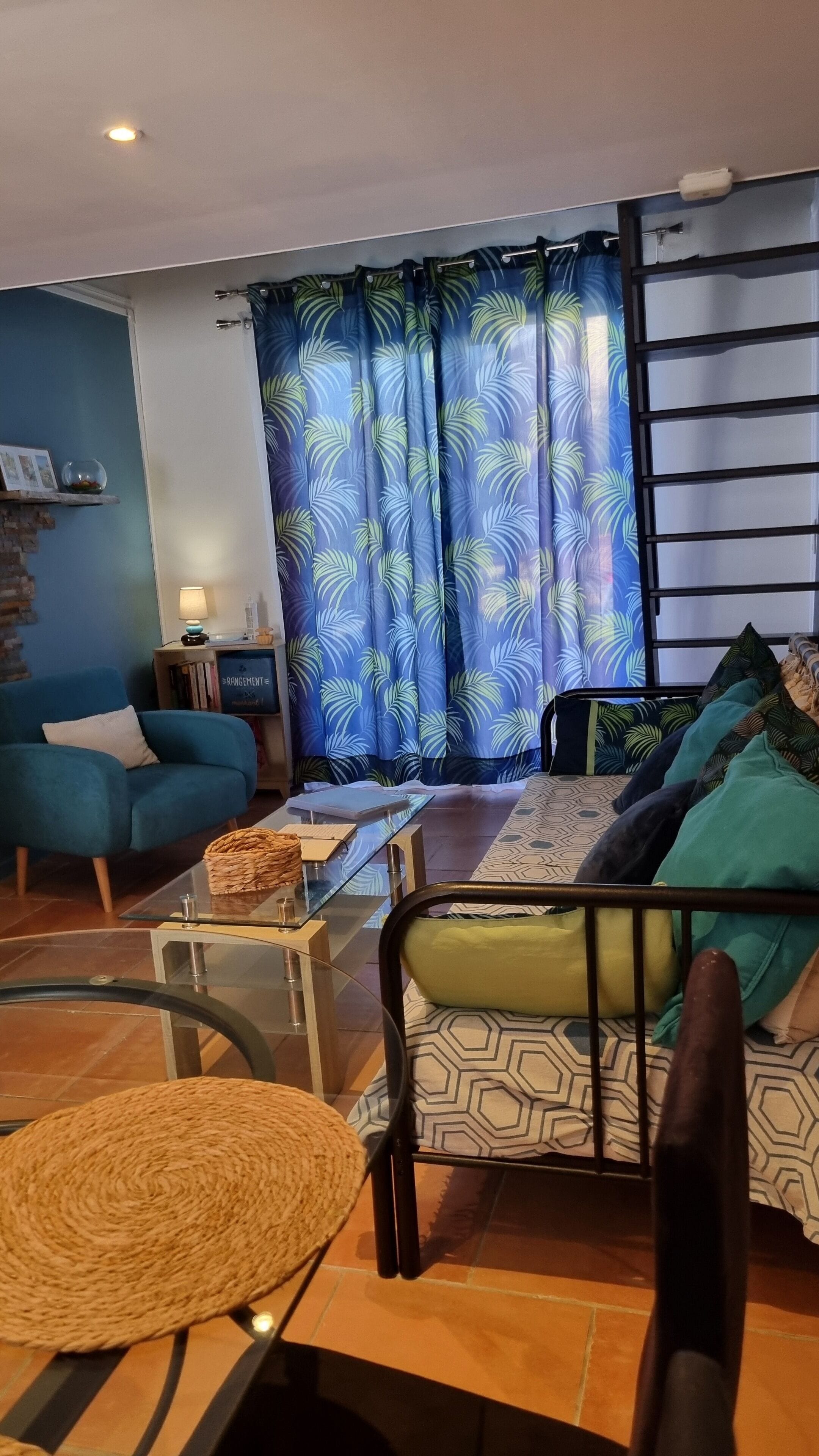 Télévision, baby-foot, livres