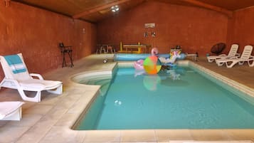 Een binnenzwembad en een verwarmd zwembad