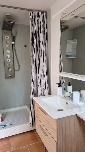 Shower, hair dryer, towels, soap - Les Gites D'evane "castelnaud"à 8km de Sarlat (Vezac)