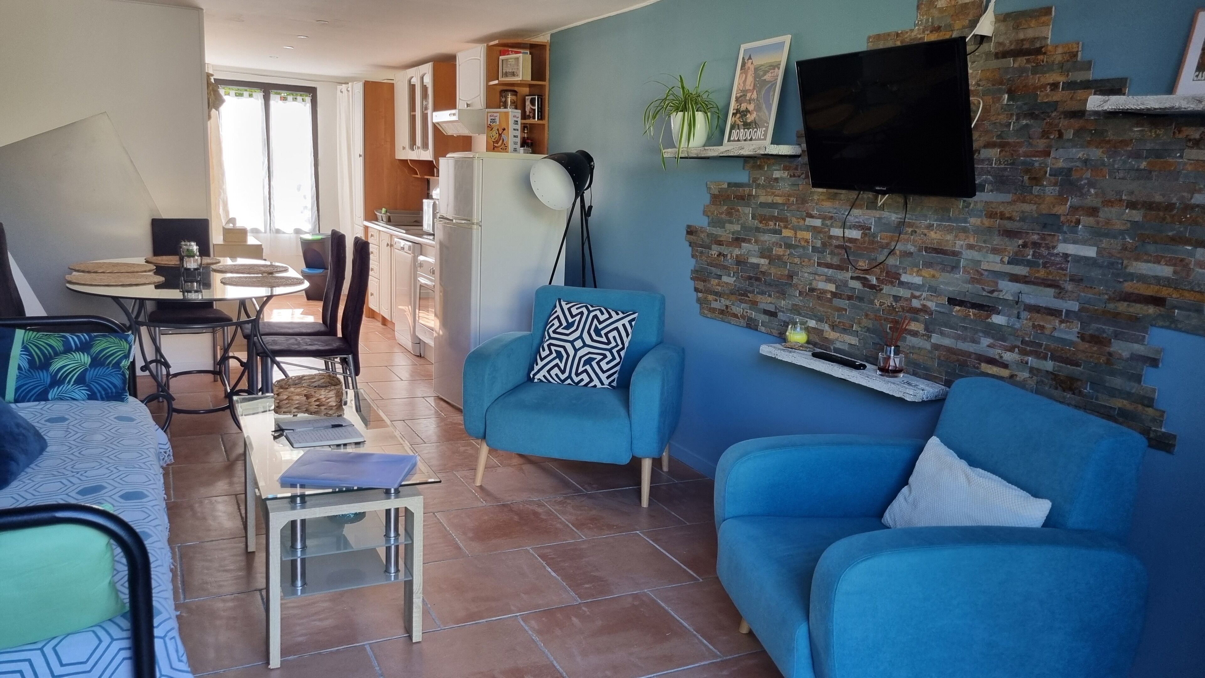 電視、足球機、書籍