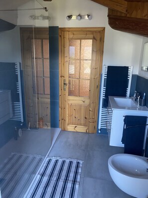 Shower, hair dryer, bidet, towels - Vrbo Property (Gressan)