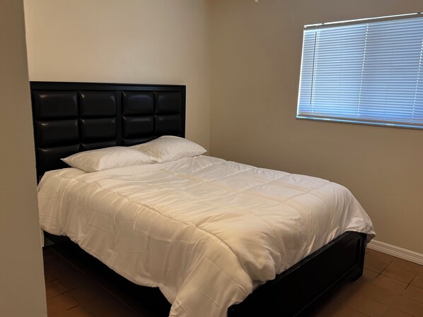 3 habitaciones, escritorio y tabla de planchar con plancha 