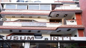 Um edifício de vários andares com uma placa indicando