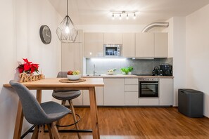 Fridge, microwave, oven, stovetop - Enjoy Garden & Grill & Aquapark, close to the city center of Prague (Hlavní mesto Praha)