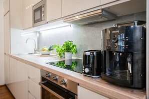 Réfrigérateur, four à micro-ondes, un four, surface de cuisson