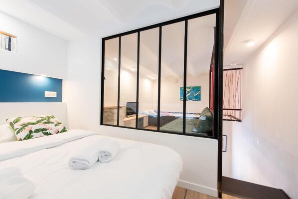 1 bedroom, iron/ironing board, internet, bed sheets