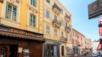 A street view with a restaurant named JAIPUR, a Nestenn store, and a Hookah sign.