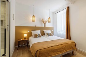 2 quartos, ferros/tábuas de passar roupa, acesso à internet