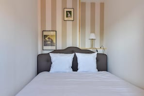 Iron/ironing board, Internet, bed sheets