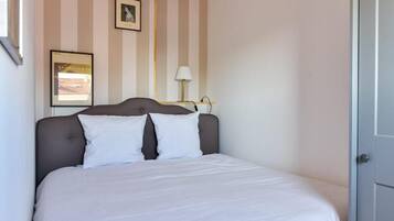 Iron/ironing board, internet, bed sheets