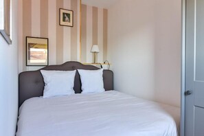 Ferros/tábuas de passar roupa, acesso à internet, roupa de cama