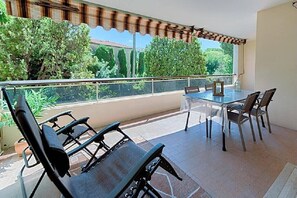 Outdoor dining - Le Cardiff avec grand balcon, piscine et parking (Cannes)