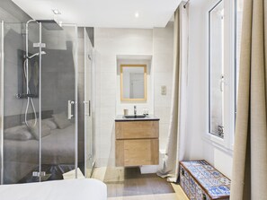 Unclassified image, 4 of 21, button