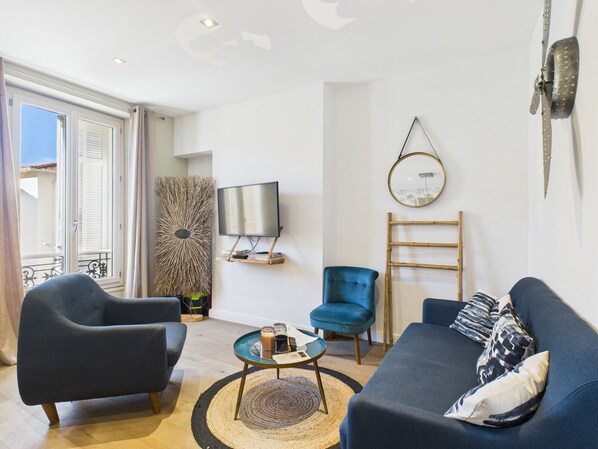 Unclassified image, 1 of 21, button