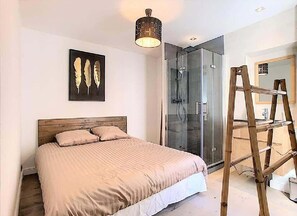 2 chambres, fer et planche à repasser, Wi-Fi, draps fournis