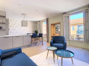 Unclassified image, 3 of 21, button