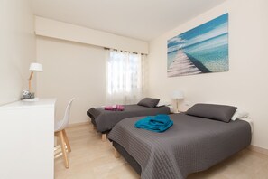 2 bedrooms, iron/ironing board, Internet, bed sheets - Le Corail spacieux avec beau et ample balcon (Cannes)