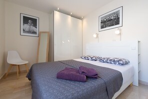 2 slaapkamers, een strijkplank/strijkijzer, internet, beddengoed