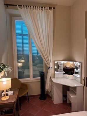 2 عدّة غرف نوم ومكواة/لوح كي وخدمة الإنترنت وملاءات أسرّة