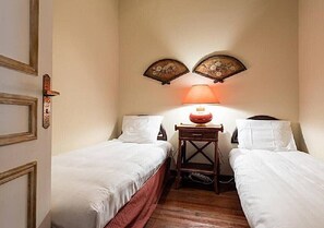 2 bedrooms, iron/ironing board, internet, bed sheets