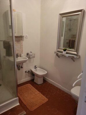 تجهيزات دش، مراحيض شطف، مناشف، ورق حمّام