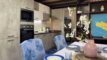 Frigorifero, microonde, forno, piano cottura