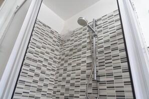 Shower, hair dryer, bidet, towels - [Li Cuti House] -Lungomare Catania + Self Check-in (Catania)