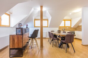 Superior-lejlighed | Opholdsområde | 24-tommers LED-tv med kabelkanaler, tv