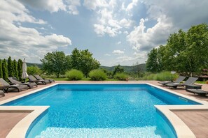 Een verwarmd zwembad