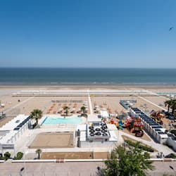 Sulla spiaggia, un bar sulla spiaggia