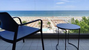 A balcony with a view of a beach and the sea. - Hotel Sporting (Riccione)