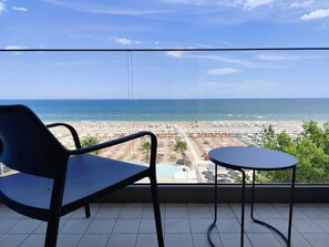 Habitación ejecutiva, balcón, vista al mar | Edredón, minibar y caja de seguridad en la habitación 