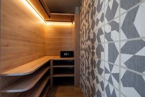 Habitació panoràmica | 1 dormitori, cobrellits, minibar i caixa forta a l'habitació