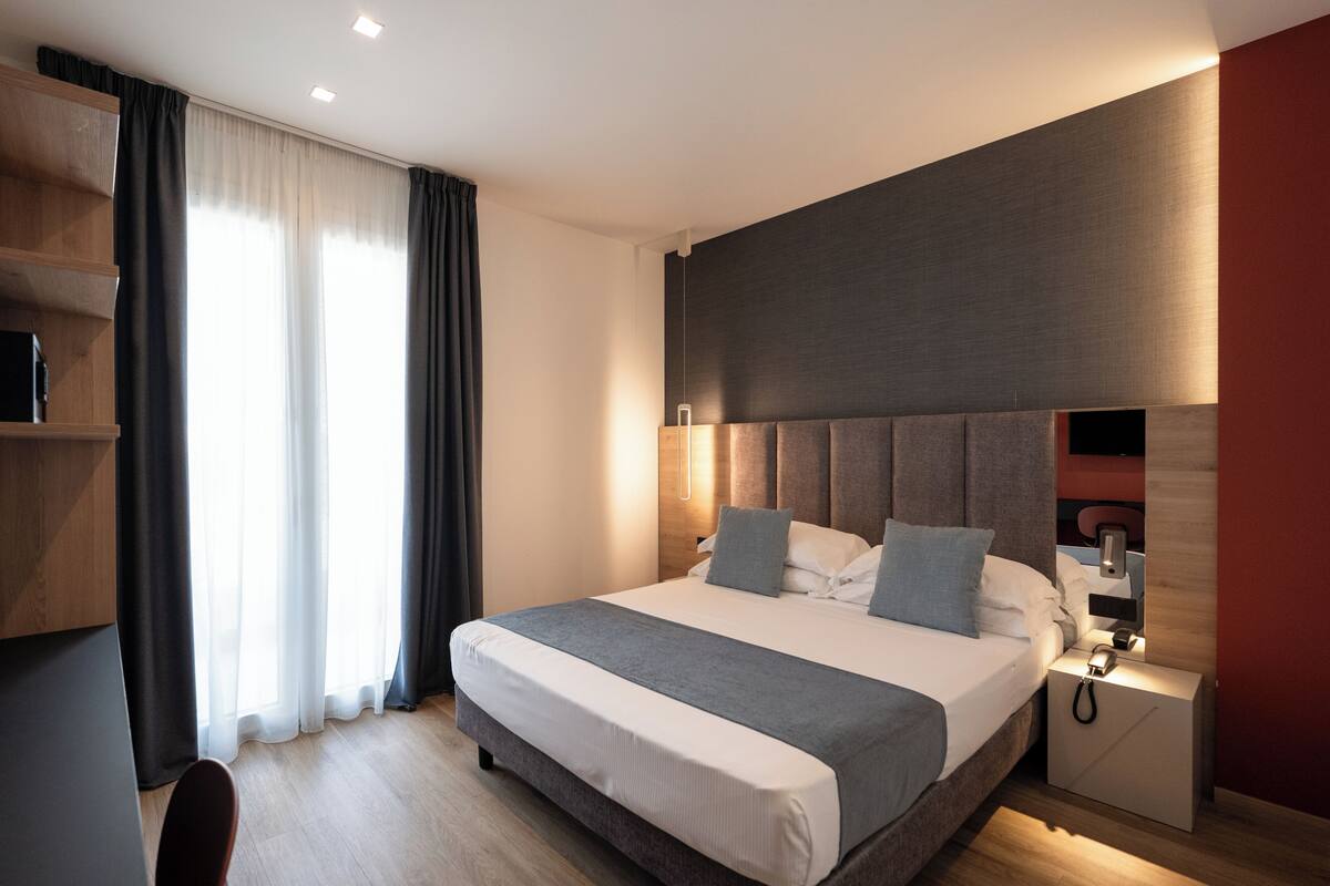 Cubrecamas, minibar, caja de seguridad en la habitación y escritorio 