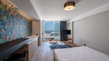 Panoramic Suite with Terrace and hot tub | Down duvets, minibar, in-room safe, individually decorated