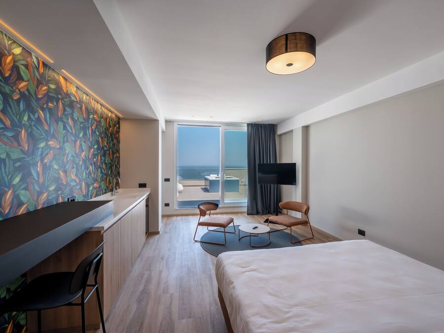 Panoramic Suite with Terrace and hot tub | Edredons de pluma, frigobar, cofres nos quartos