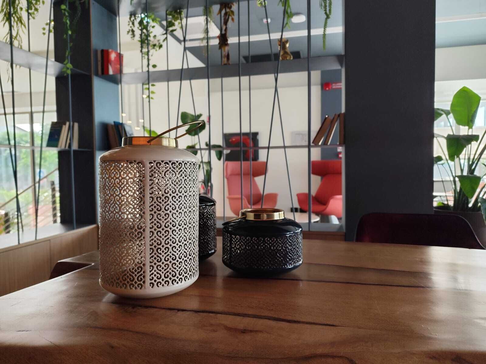 Une table ornée de deux vases décoratifs, avec une bibliothèque en arrière-plan.