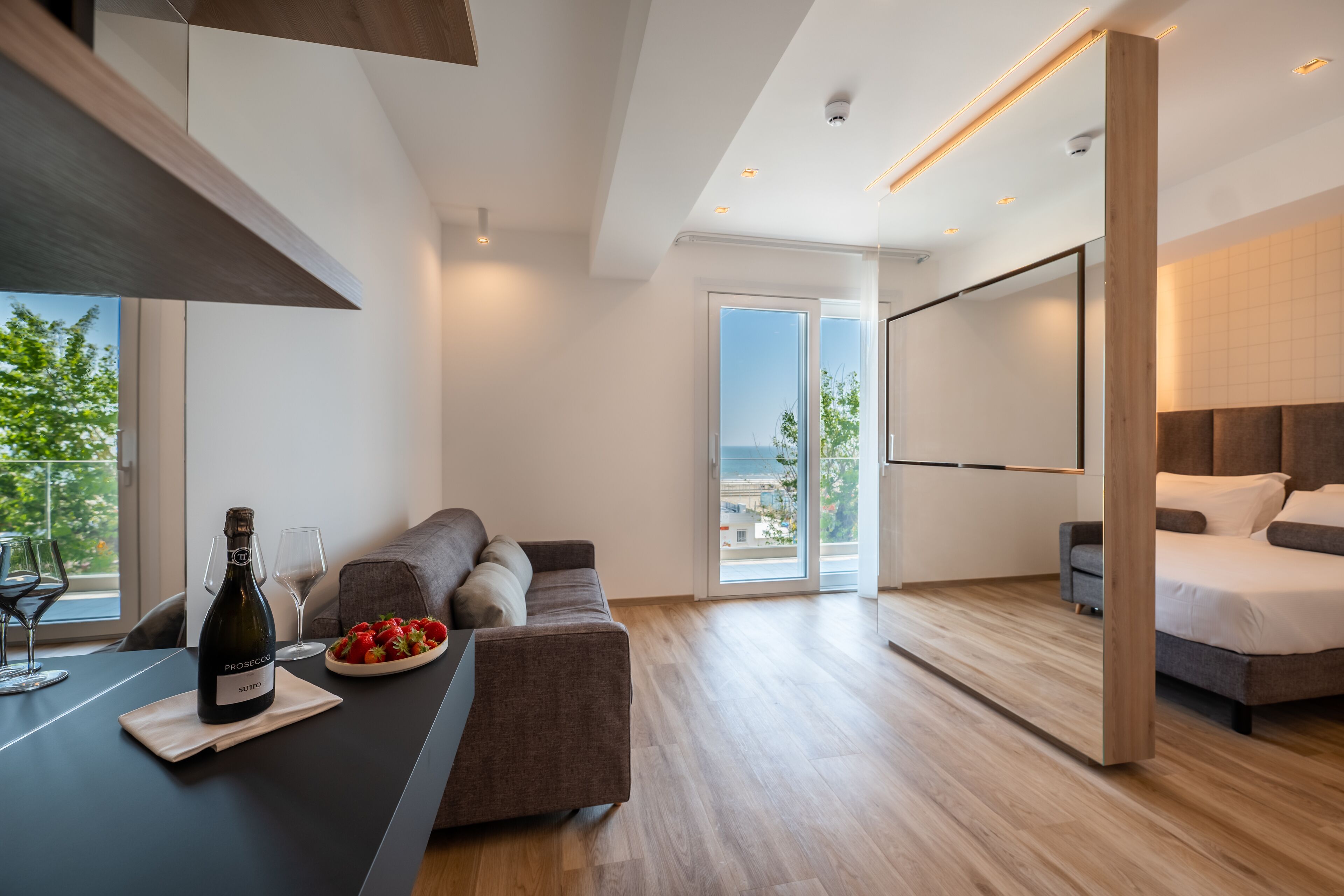 Daunenbettdecken, Minibar, Zimmersafe, individuell dekoriert