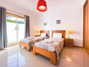 2 chambres, fer et planche à repasser, lit parapluie, Wi-Fi gratuit